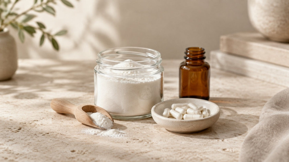 Pot de poudre blanche, cuillère doseuse, gélules et petit flacon sur une table claire